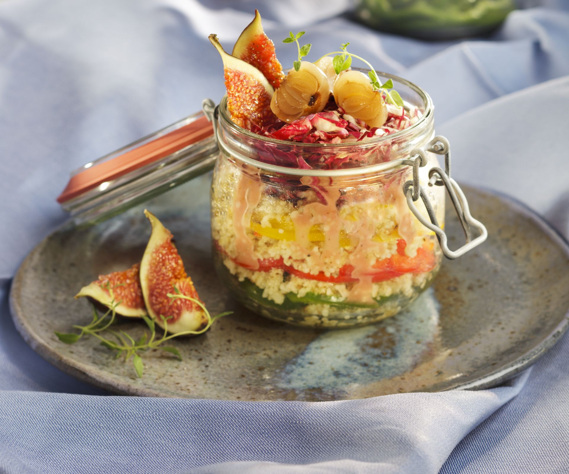 Couscous Paprika Schichtsalat mit Feigen-Vinaigrette