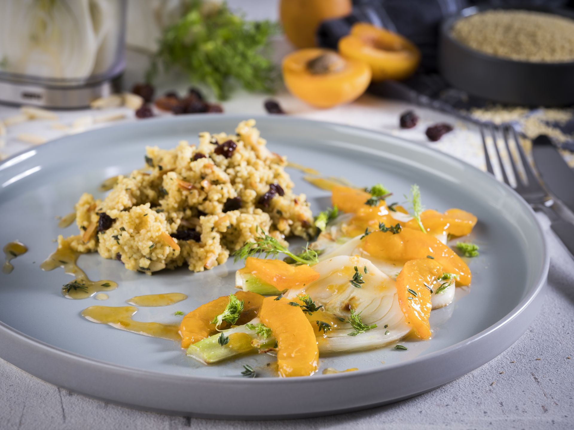 Kräuter-Gewürz-Couscous mit Fenchel-Aprikosen-Gemüse